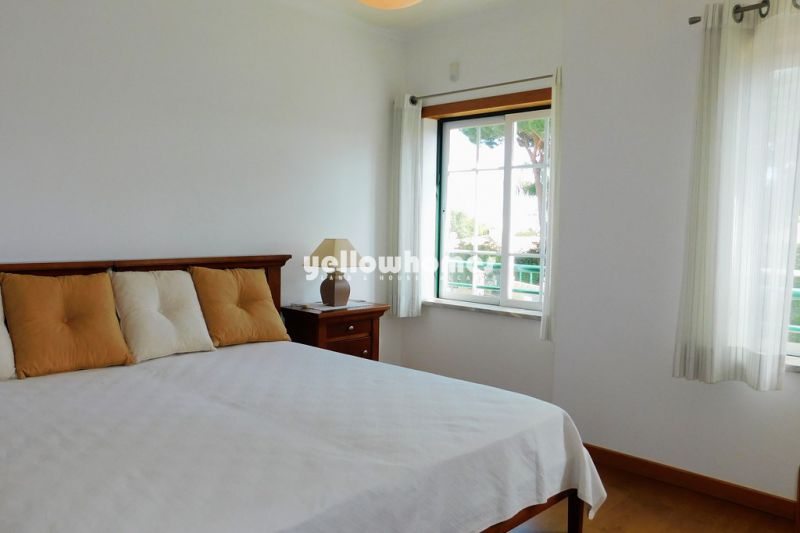 Oportunidade rara: Moradia frente à praia perto de Olhos de Agua / Albufeira